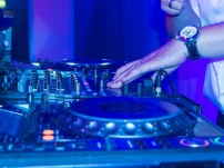 DJ mit Plattenspieler